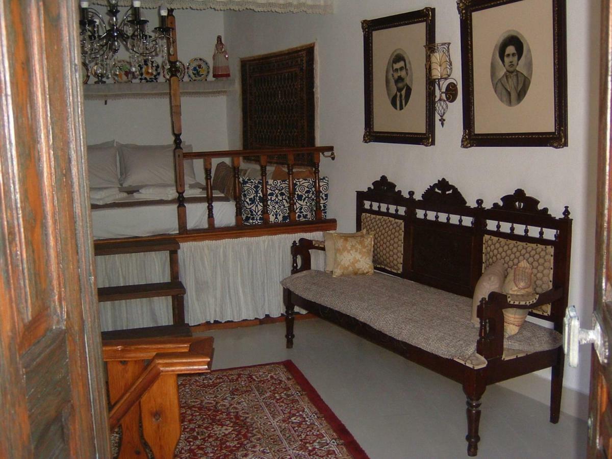 Yiayia'S Home Chalki Town Luaran gambar